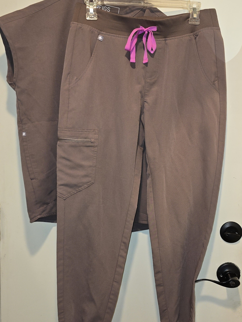 FIGS Women’s Scrub Top & Pants Set - Picture 2 of 2